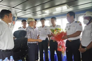 Tan Cang P3 rescues 5 fishermen in Vung Tau waters