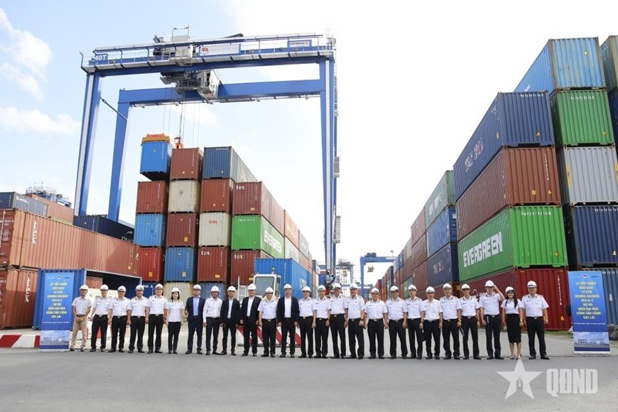 Tổng công ty Tân Cảng Sài Gòn tiếp nhận 12 cẩu khung Genma - Kalmar RTG6+1