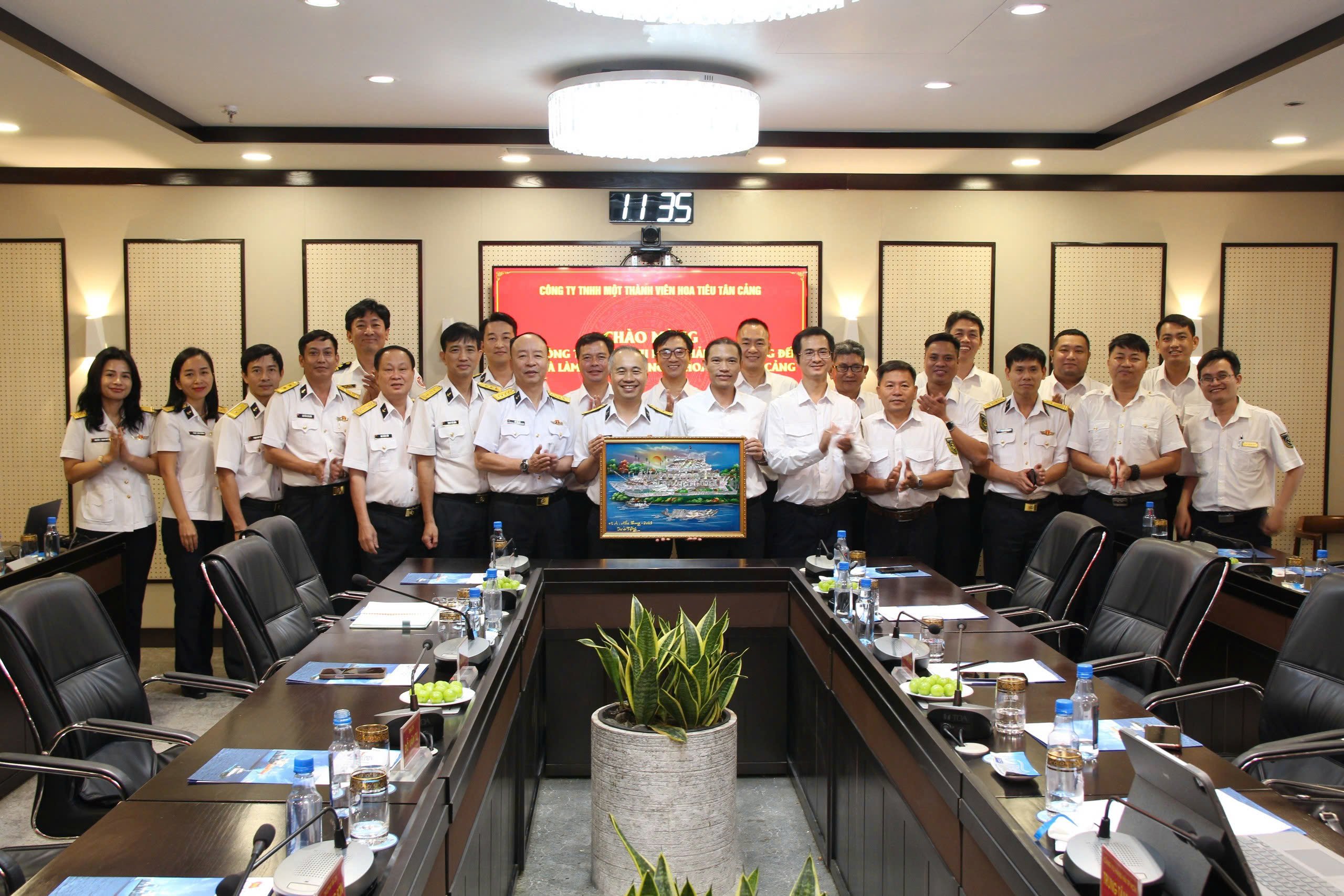 ĐOÀN CÔNG TÁC CẢNG VỤ HÀNG HẢI NHA TRANG ĐẾN THĂM, LÀM VIỆC TẠI CÔNG TY HOA TIÊU TÂN CẢNG